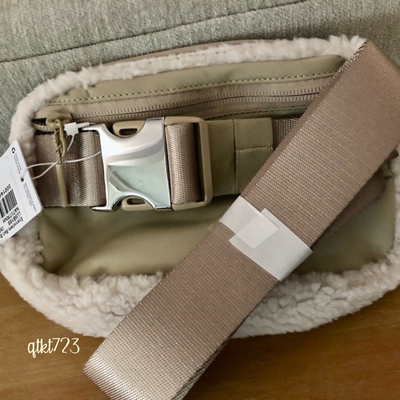 Everywhere Belt Bag Sherpa Fleece - IVORY/TRENCH - Picture 3 of 7